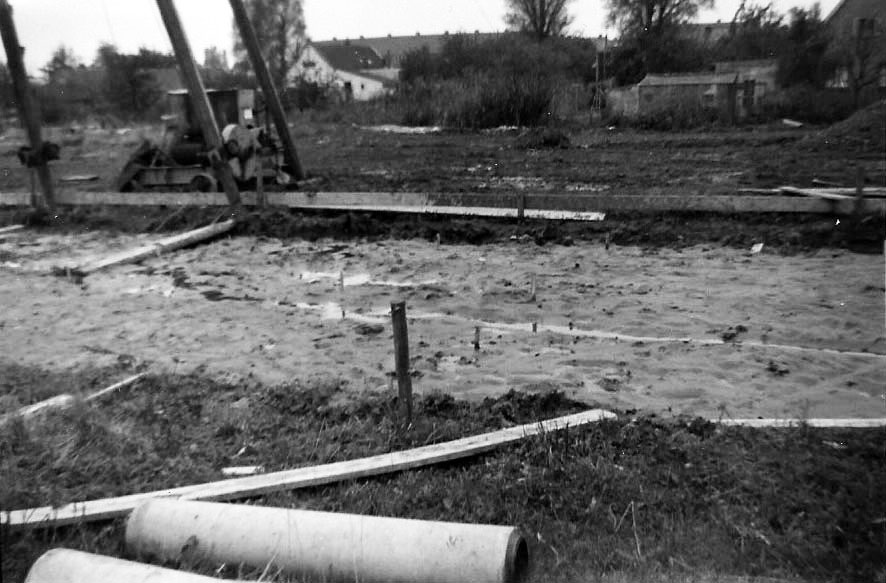 Bouwplaats Jacob de Graeflaan nrs. 67 t/m 73, voorjaar 1959. Op de achtergrond de tuinzijde van kennel 't Heilkje en een later gesloopte boerderij.